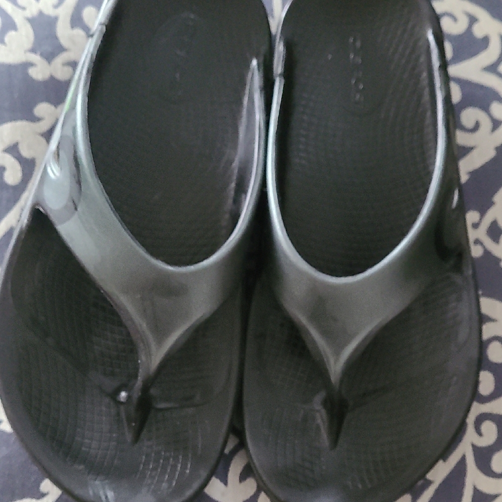 Black Flip Flop Sandals , OOFOS - Picture 2 of 5